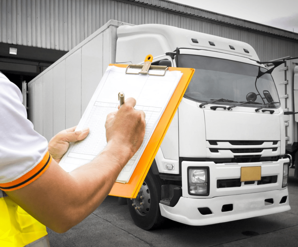 Ficha de emergência sendo conferida antes do transporte de produtos perigosos